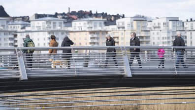 Шведски епидемиолог: Необичайният подход при нас вече дава резултати