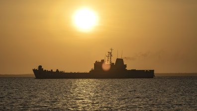 Турски кораб заседна в Черно море и се напълни с вода
