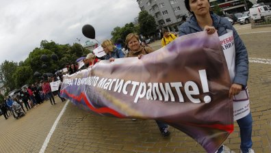 Стотици близки на хора с увреждания протестираха пред НС и МС