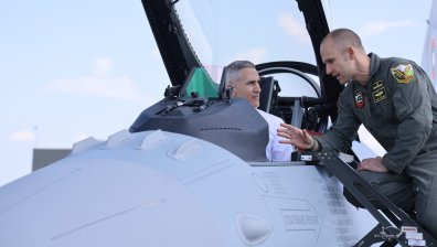 Гюров посети авиобаза Граф Игнатиево преди 6 май (+СНИМКИ)