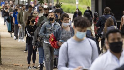 Призив към британците: Ако искате нормални празници - поставете си бустерна доза