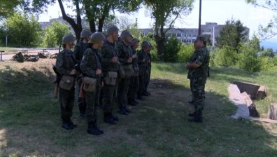 Пари за храна за войниците на учения, предлага военният министър