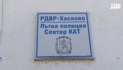 Задържаха полицай от КАТ с подкуп