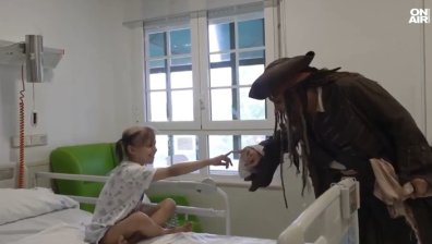 Джони Деп зарадва онкоболни деца, облечен като капитан Джак Спароу