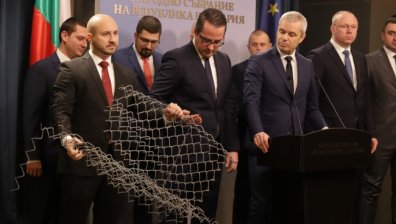 Депутати от "Възраждане": Оградата ни с Турция е като швейцарско сирене