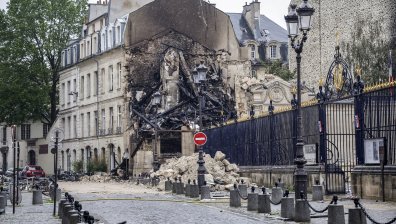 Париж се размина на косъм от голяма трагедия, разрушена е сграда на 4 века