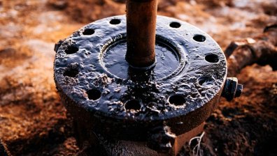 Петролът и биткойнът поскъпват, рекордни цени на горивата в САЩ