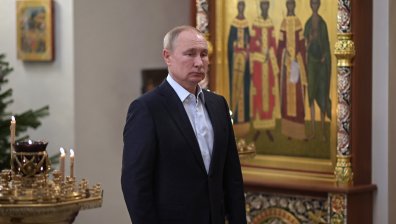 Поискаха отнемането на златния орден на Путин, даден му от Светия синод