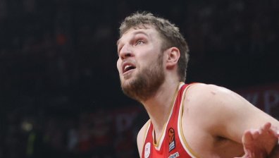 Александър Везенков не спаси "Олимпиакос" от провал срещу "Фенербахче"