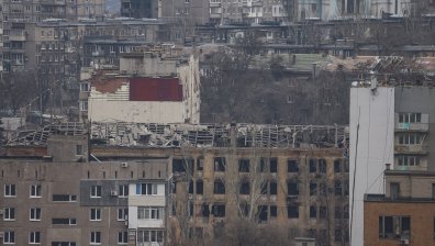 В Мариупол отекват мощни експлозии, руски самолети кръжат над града