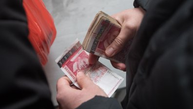 Започва изплащането на пенсиите, първи парите си получават хората по банков път