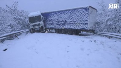 Заради лошото време: Пътни инциденти блокираха пътища в страната