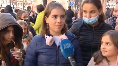 Децата показаха какво са опашки: Стотици чакаха с часове за среща с TikTok звезда