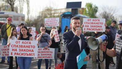 Жители на "Захарна фабрика" на протест: "Равни задължения за всички!"