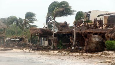 Ураганът "Грейс" връхлетя Мексико, има опасност от наводнения (ВИДЕО)