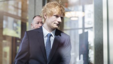 Ед Шийрън пя и свири на китара в съда, за да се защити