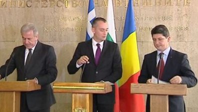 Скопие да спазва добрия тон, настояват външни министри