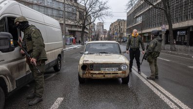 Неспирни въздушни удари срещу Украйна, руснаците завладяха Херсон