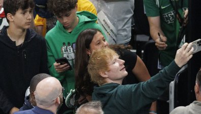 Ед Шийрън изнесе мини концерт пред болни деца в Бостън (+ВИДЕО)