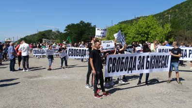 Влязоха в сила новите мерки, започват  масови протести срещу ограниченията