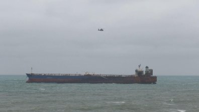 Трима души от екипажа на танкера Kairos са успешно евакуирани