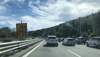 ТИР се обърна на АМ "Хемус", шофьорът не съобразил скоростта с релефа