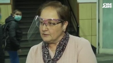 Седмокласнички се биха в двора на училище, десетки гледат и снимат