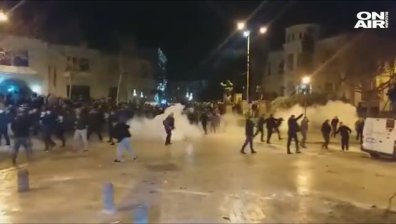 Тирана: Камъни и сълзотворен газ на протест на албанската опозиция