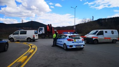 Обраха инкасо автомобил в Перник, маскирани отмъкнаха близо половин милион