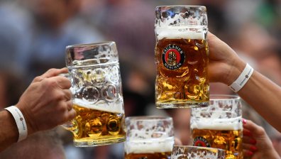 Пивоварна в Англия раздава бира в замяна на дарение за здравната служба