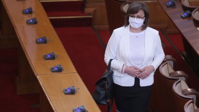 Нинова обвини Борисов, че се е скрил от въпросите на хората