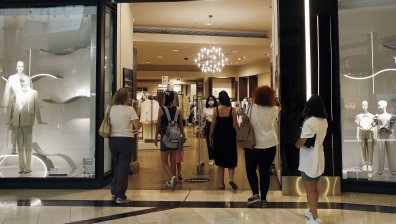 Пазарът в Гърция полудя: Дрехите и обувките поскъпват с 30%