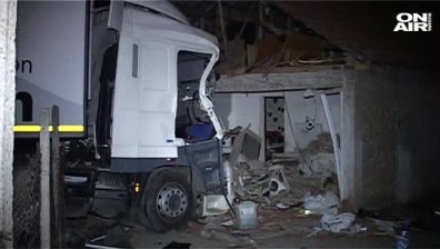 ТИР се вряза в къща в Лом