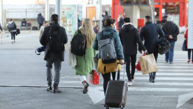 Голямото пътуване започна: Автобусните билети свършиха, засилен е трафикът по магистралите