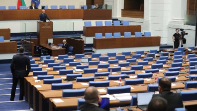 До колко депутати отслабва коалицията след оттеглянето на ДПС на Ахмед Доган