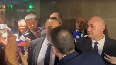 Скандал между "Величие" и "Възраждане" в НС, стигна се почти до бой (ВИДЕО)