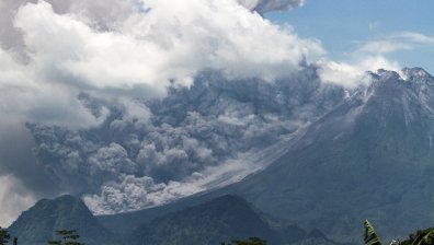 Най-малко 11 загинали туристи след изригване на вулкан в Индонезия