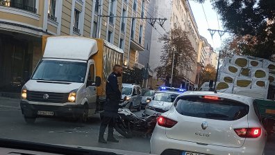 Кола блъсна полицай на мотор в София, откаран е в болница