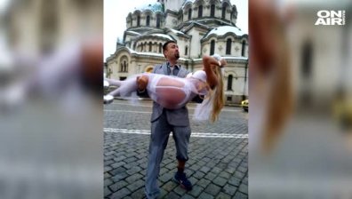 Полугола руса булка се развя пред храм-паметника "Александър Невски"