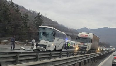 Ранени хора след катастрофа между автобус и ТИР на "Хемус"