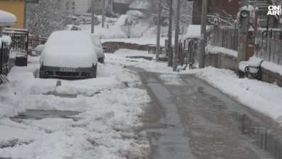 Шофьори рано смениха зимните гуми - коли по таван, в канавки или закъсали в снега