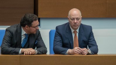 Правителството оцеля след първия вот на недоверие