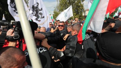 Безредици в София: Протестиращи от "Възраждане" атакуваха Паметника на Съветската армия