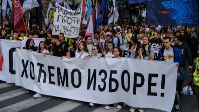 Протестиращи в цяла Сърбия настояват за предсрочни парламентарни избори