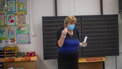 Румъния тества за Ковид-19 всички ученици, Чехия - само неваксинираните