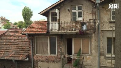Старата сграда с падащите балкони: Собствениците имат 3 дни да ги обезопасят