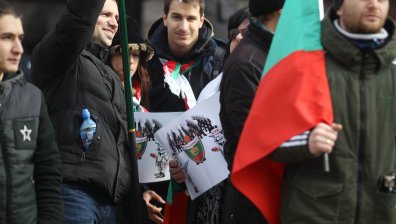 Протест срещу "зеления сертификат": Недоволните освиркаха премиера Петков