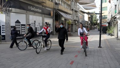 Кипър позволи на неваксинирани тийнейджъри да ходят по заведения