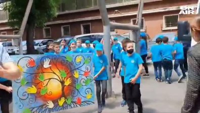 Третокласници подариха рисунки на медиците в Световния ден на спешната помощ