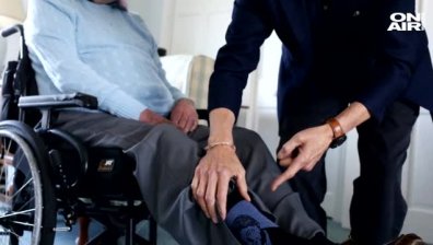 Бил Клинтън при Буш-старши - както в дома му, така и на чорапите...